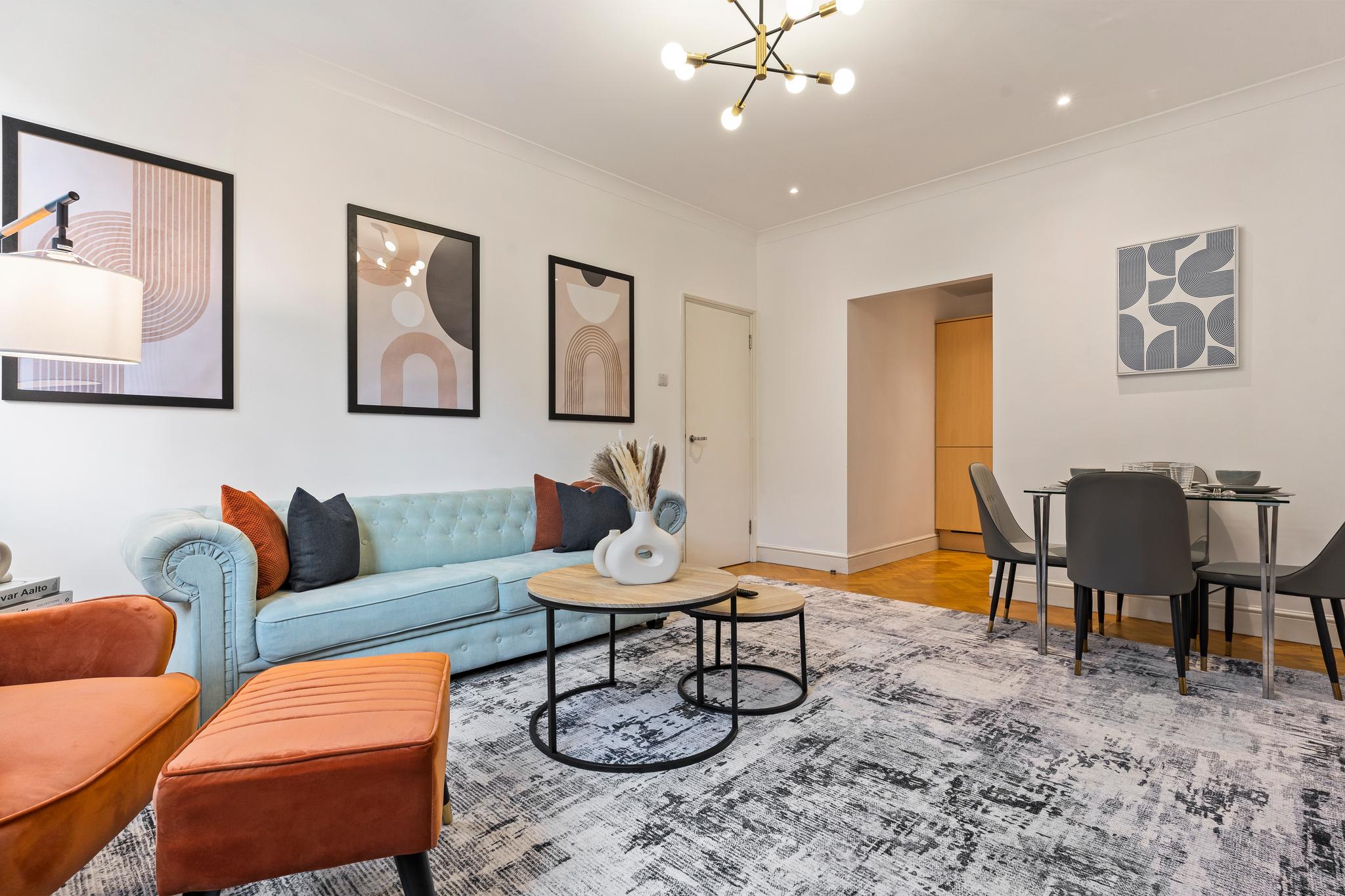 Spacious, Modern Flat | Central Location, Sleeps 4