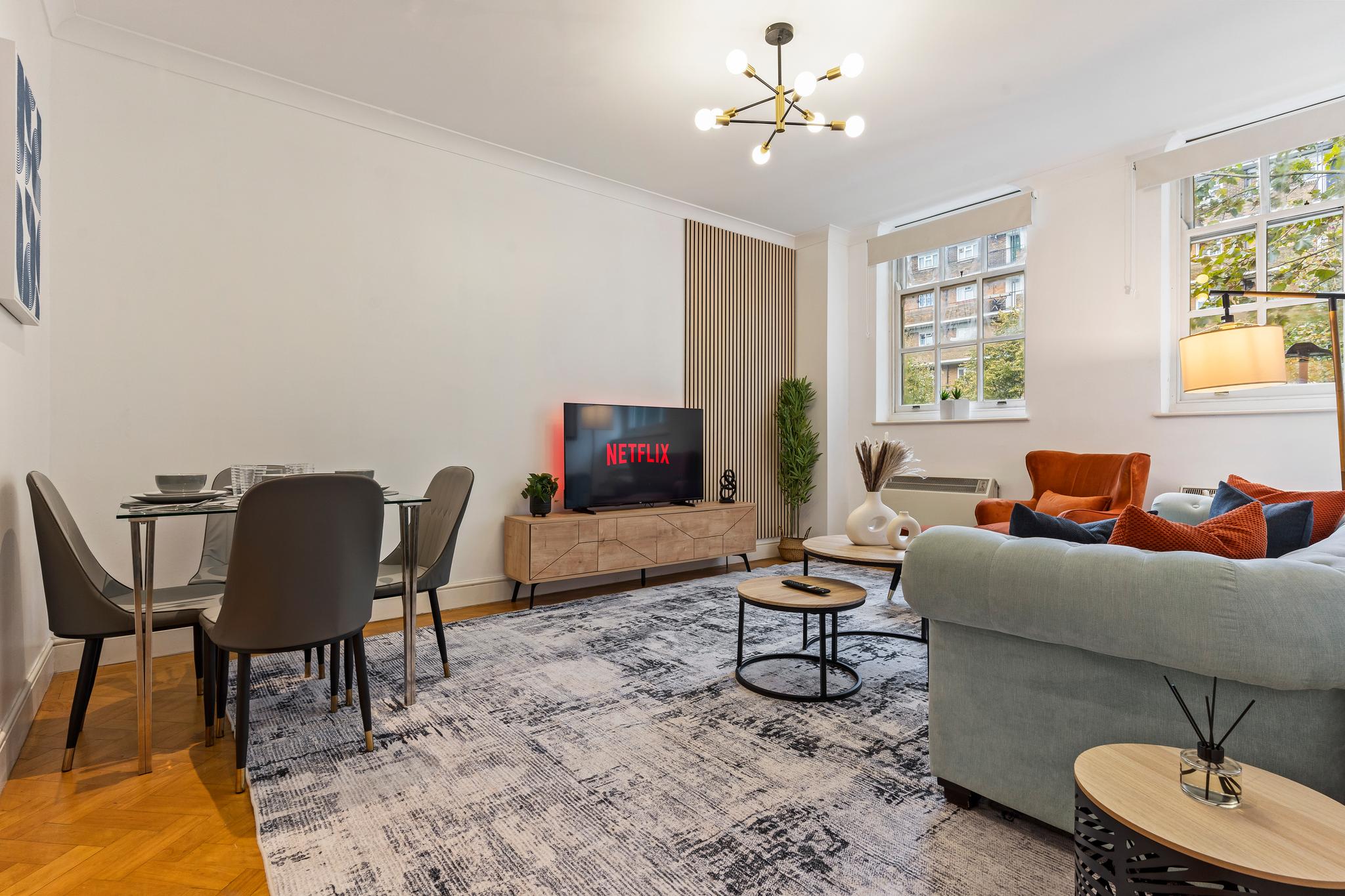 Spacious, Modern Flat | Central Location, Sleeps 42